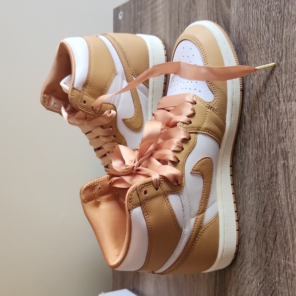 Women Jordan 1s Retro Praline - Picture 3 of 5